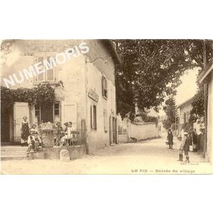 le Pin entr&eacute;e du village