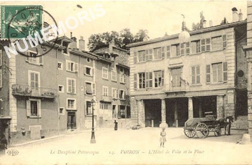 Le dauphin&eacute; pittoresque 14 Voiron l'hotel de ville et la place