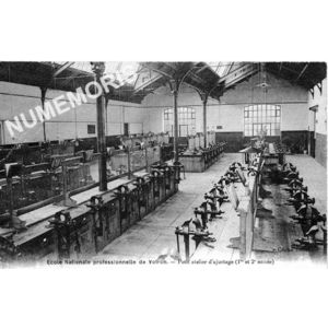 Ecole Nationale Professionnelle de Voiron petit atelier d'ajustage (1e et 2e année)