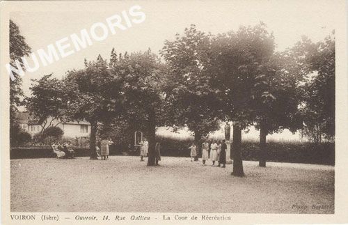 Voiron (Is&egrave;re) Ouvroir 14, rue Gallien La Cour de R&eacute;cr&eacute;ation