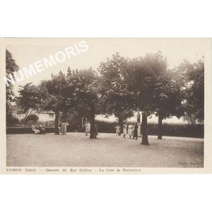 Voiron (Is&egrave;re) Ouvroir 14, rue Gallien La Cour de R&eacute;cr&eacute;ation