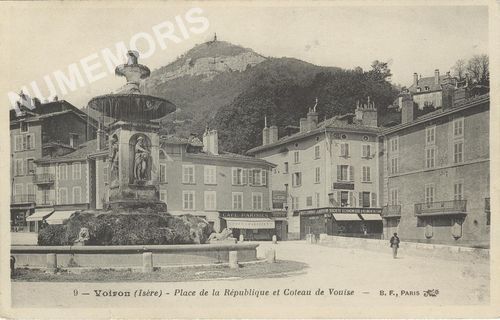 009 Voiron (is&egrave;re) place de la r&eacute;publique et coteau de Vouise