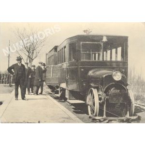 autorail saurer et voiture du pac &agrave; St Genix sur Guiers