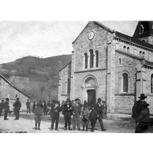 Chirens : sortie de la messe vers 1900