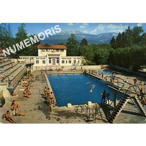 la piscine et le massif de la Grande Sure