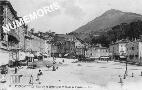 009 Voiron Place de la r&eacute;publique LL