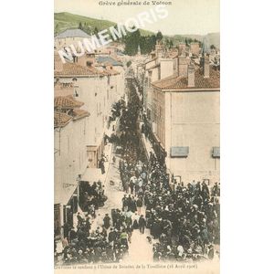 JG 216 Greve g&eacute;n&eacute;rale de Voiron gr&eacute;vistes se rendant &agrave; l'usine de soieries de la Tivolli&egrave;re (18 avril 1906)