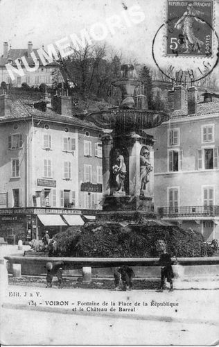 134 Voiron Fontaine de la Place de la R&eacute;publique et le ch&acirc;teau de Barral
