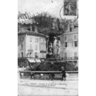 134 Voiron Fontaine de la Place de la R&eacute;publique et le ch&acirc;teau de Barral