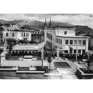 10 VOIRON - Vue sur la Ville et le Square Pierre Ruibet