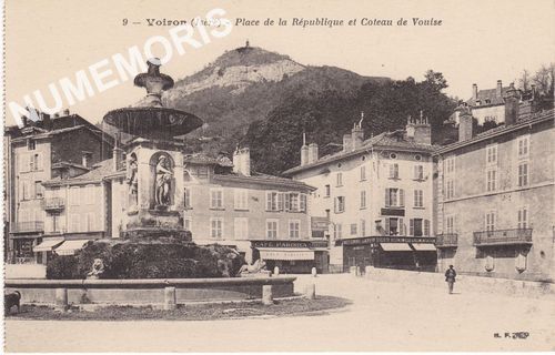 009 Voiron (Is&egrave;re) Place de la r&eacute;publique et coteau de Vouise