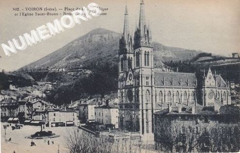 802 Voiron (Is&egrave;re) Place de la R&eacute;publique et l'&eacute;glise Saint-Bruno Notre-Dame de Vouise