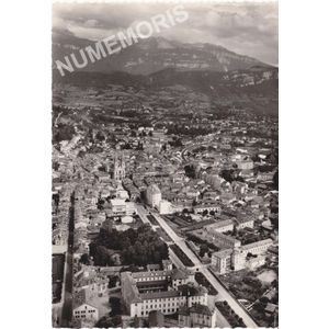 21065 Voiron-Chartreuse (Is&egrave;re)  vue g&eacute;n&eacute;rale a&eacute;rienne ; au fond, les montagnes de Chartreuse