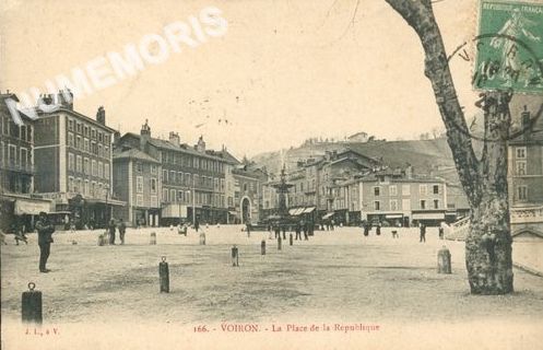 166 Voiron la place de la R&eacute;publique