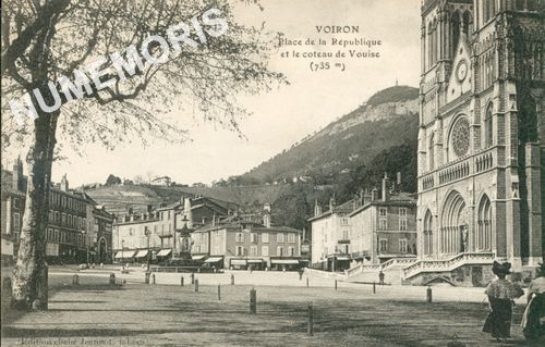Voiron Place de la r&eacute;publique et coteau de la Vouise