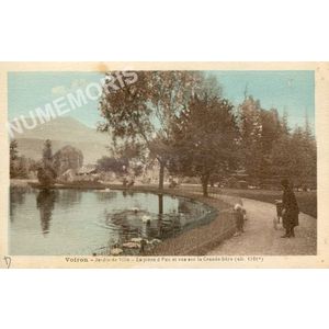 Voiron jardin de ville la pi&egrave;ce d'eau et vue sur la Grande Sure (1921 m.)