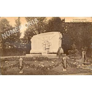 Voiron (Is&egrave;re) le monument aux morts