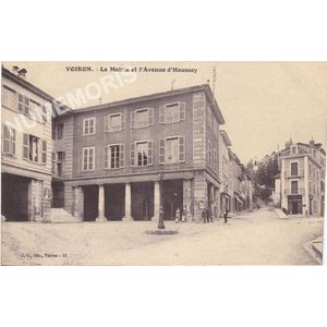 JG 055 Voiron la mairie et l'avenue d'Haussey