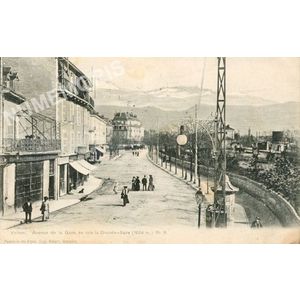 Voiron avenue de la gare, au loin la Grande Sure (1924 m.)
