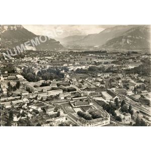 21062 Vue générale aérienne et la vallée de l'Isère Au centre, l'école Nationale