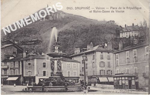 0165 Dauphin&eacute; Voiron place de la r&eacute;publique et Notre-Dame de Vouise