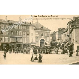 Grève générale de Voiron sortie d'une réunion des grévistes avec le drapeau rouge