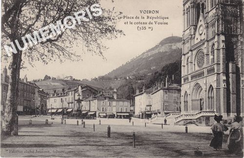 Voiron Place de la r&eacute;publique et le coteau de la Vouise (735 m)
