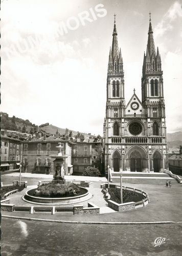 013 - VOIRON - Le Square et la Cath&eacute;drale.