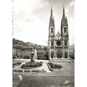 013 - VOIRON - Le Square et la Cath&eacute;drale.
