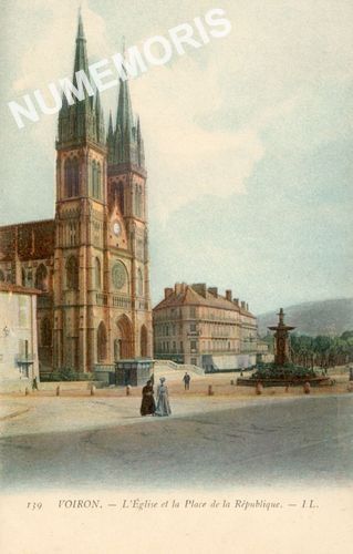 139 Voiron l'&eacute;glise et la Place de la R&eacute;publique LL