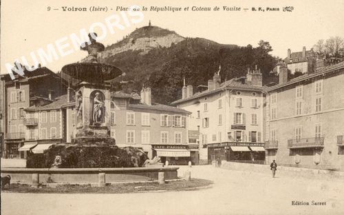 009 Voiron (Is&egrave;re) place de la r&eacute;publique et coteau de Vouise