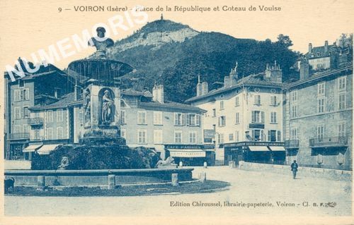 009 Voiron (Is&egrave;re) place de la r&eacute;publique et coteau de Vouise