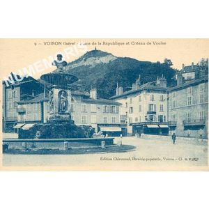 009 Voiron (Is&egrave;re) place de la r&eacute;publique et coteau de Vouise