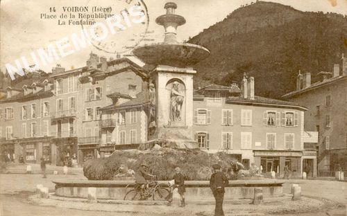 014 Voiron (Is&egrave;re) place de la R&eacute;publique la Fontaine