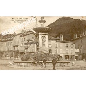 014 Voiron (Isère) place de la République la Fontaine