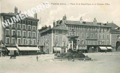 2658 Voiron (is&egrave;re) Place de la r&eacute;publique et le chateau d'eau