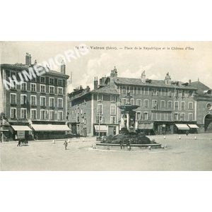 2658 Voiron (is&egrave;re) Place de la r&eacute;publique et le chateau d'eau