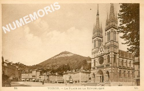 054 Voiron la place de la R&eacute;publique