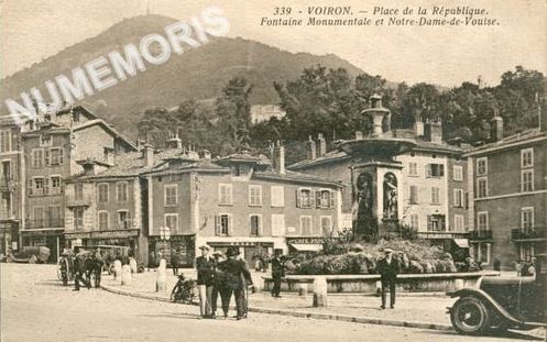 339 Voiron place de la r&eacute;publique fontaine monumentale et Notre Dame de Vouise