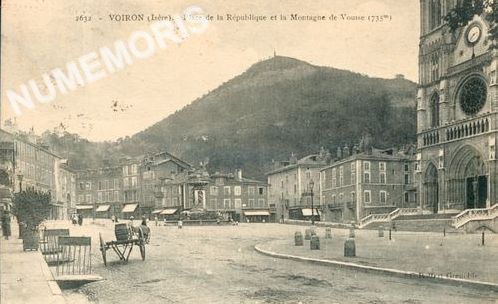 2632 Voiron (Is&egrave;re) place de la R&eacute;publique et la montagne de Vouise (735 m)