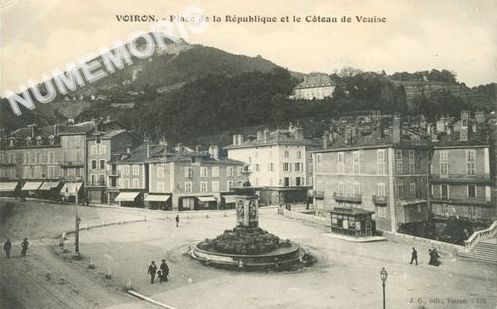 JG 132 Voiron Place de la r&eacute;publique et coteau de la Vouise