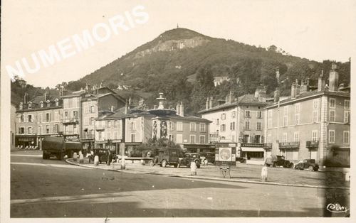 VOIRON-CHARTREUSE (Is&egrave;re)  Place de la R&eacute;publique