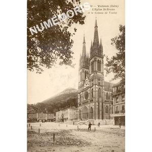 050 Voiron (Is&egrave;re) l'&eacute;glise St Bruno et le coteau de Vouise