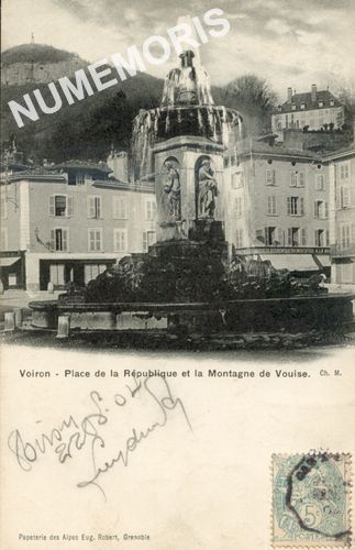 Voiron place de la R&eacute;publique et la montagne de Vouise