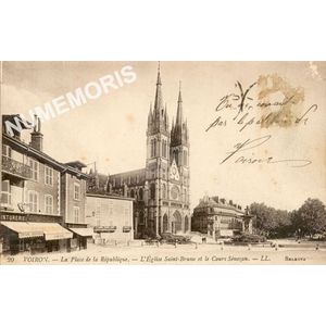 020 Voiron La place de la R&eacute;publique L'&eacute;glise St-Bruno et le Cours S&eacute;nozan LL