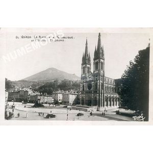 084 Voiron la place de la R&eacute;publique et l'&eacute;glise St Bruno