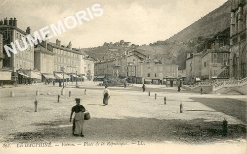868 Le Dauphin&eacute; Voiron place de la R&eacute;publique LL