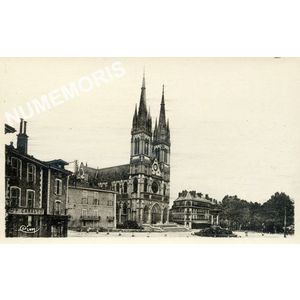 VOIRON-CHARTREUSE (Is&egrave;re)  La Cath&eacute;drale St-Bruno et le Mail