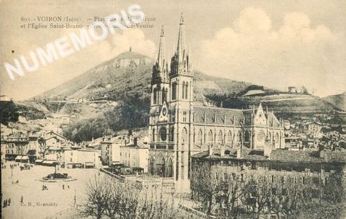 802 Voiron (Is&egrave;re) Place de la R&eacute;publique et l'&eacute;glise Saint-Bruno Notre-Dame de Vouise