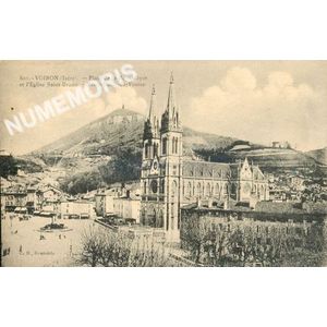 802 Voiron (Is&egrave;re) Place de la R&eacute;publique et l'&eacute;glise Saint-Bruno Notre-Dame de Vouise